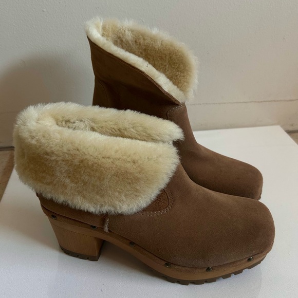 New UGG Thebes Clog Heels - Picture 2 of 3